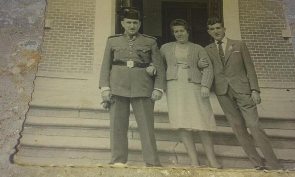Félix Sanz Roldán de joven, junto a su padre Guardia Civil y su madre. Años después se repetiría la foto con Félix en traje militar.