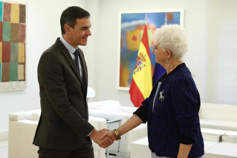 El presidente del Gobierno, Pedro Sánchez, mantiene un encuentro con la embajadora de Israel en España y Andorra, Rodica Radian-Gordon, en el Complejo de la Moncloa.