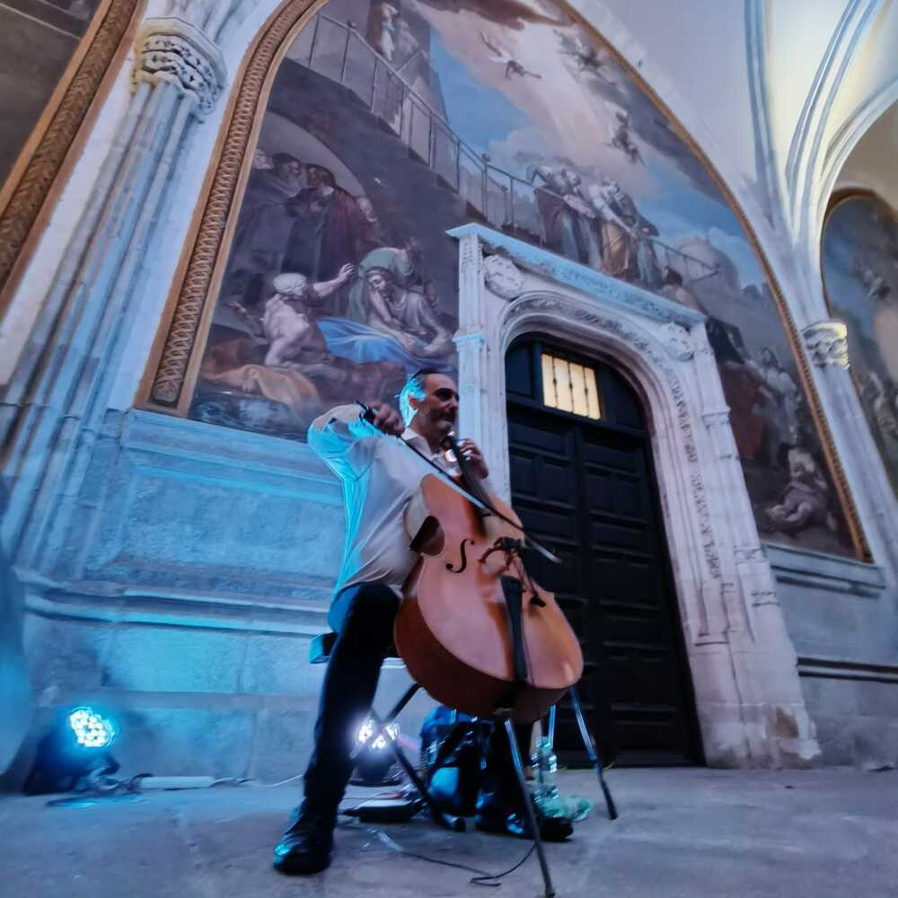 Chiki Serrano con su inseparable violonchelo en el claustro de la Catedral.