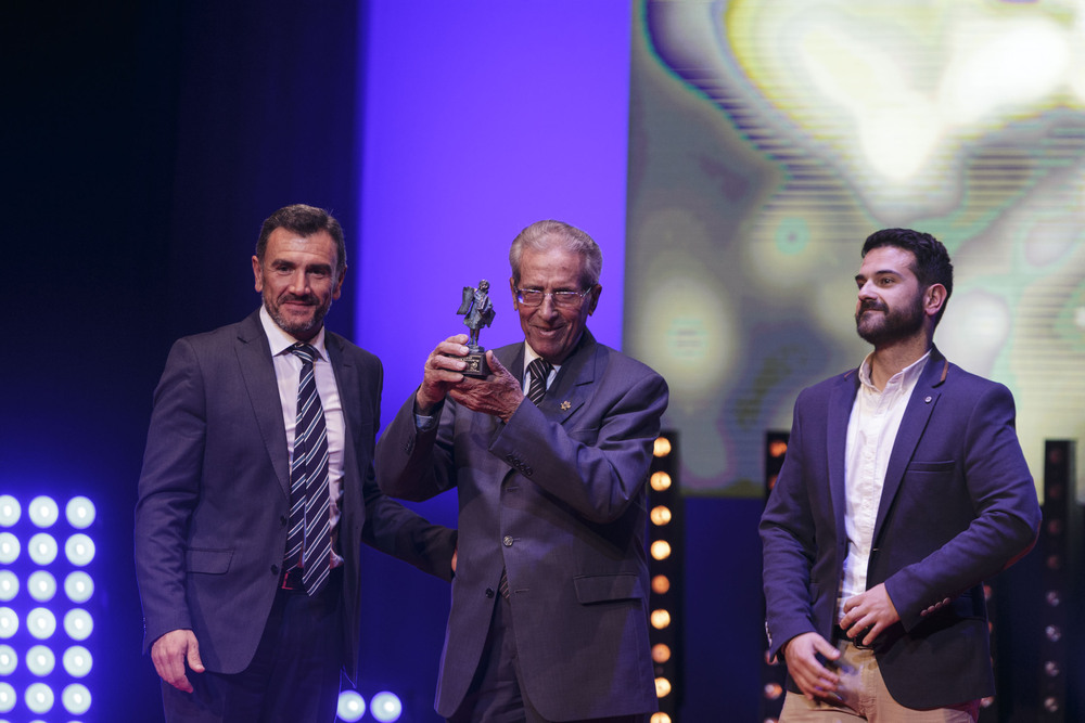 Bahamontes recibió el premio Valores Deportivos en 2017 con motivo del veinte aniversario de La Tribuna de Toledo.  / YOLANDA LANCHA
