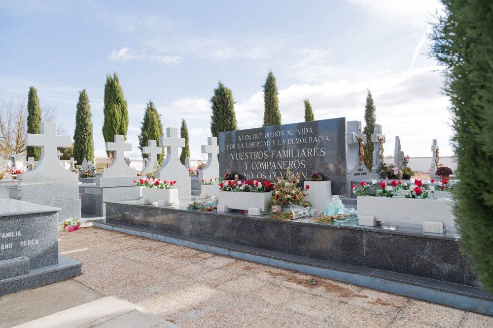 Catorce de los quince cuerpos identificados serán enterredos en un mausoleo realizado en el cementerio de Templeque.