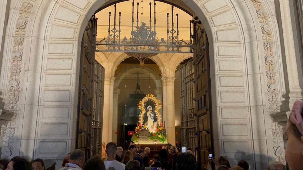 La Virgen del Alcázar a su entrada al histórico edificio por la fachada de Alonso de Covarrubias el año pasado.