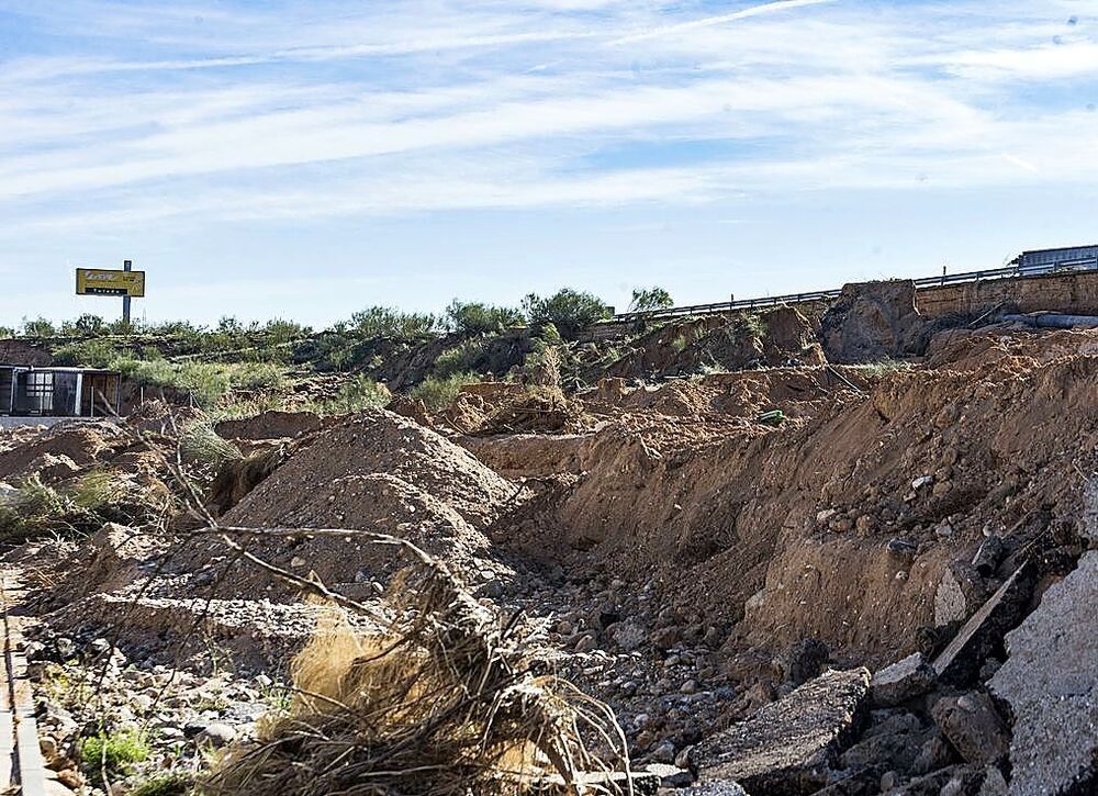Algunas de las empresas de la calle Río Jarama han retirado miles de toneladas de fango a lo largo del último mes, lo que les complica recuperar la totalidad de su actividad laboral. 