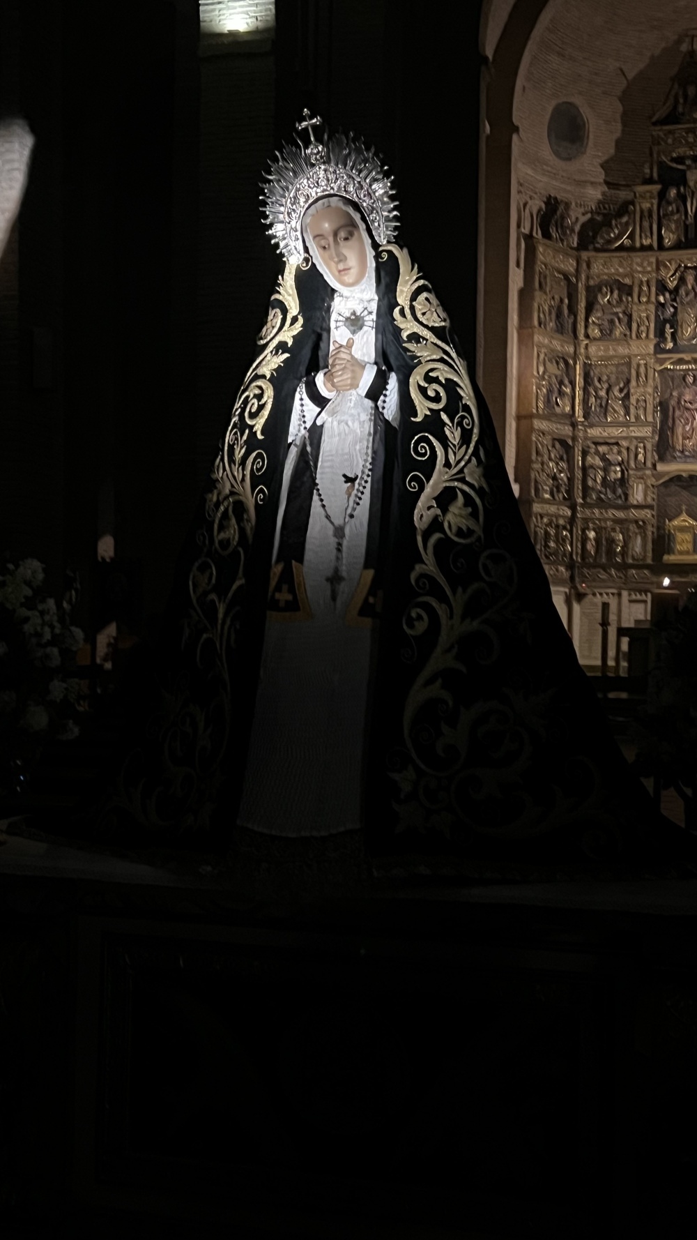 La Virgen de los Dolores esperó a su Hijo dentro del templo. 