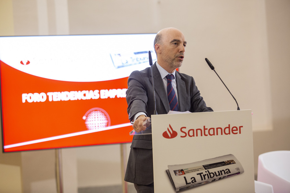 El director territorial del Banco Santander en Castilla-La Mancha reconoció a los empresarios su trabajo por crear riqueza y empleo.