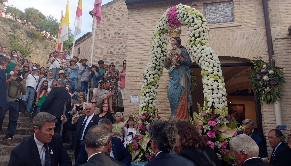 La Virgen del Valle ha procesionado como cada 1 de mayo.