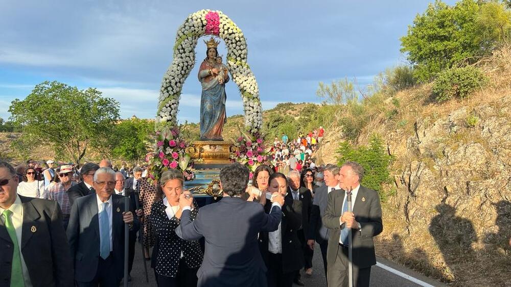 La alcaldesa también portó la imagen de la Virgen del Valle.