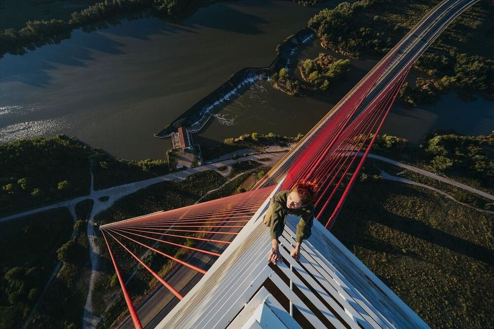 Una instagramer sube al puente atirantado por su 25 cumpleaños