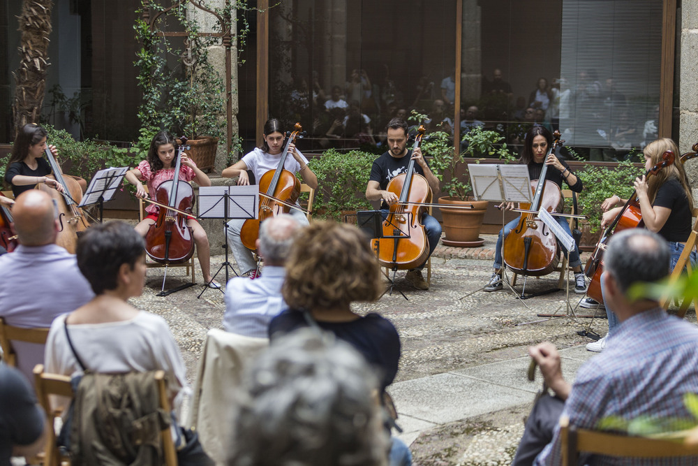 La Escuela Municipal de Música Diego Ortiz y su Ensemble de Violonchelos actuó ayer en la Casa de la Moneda.
