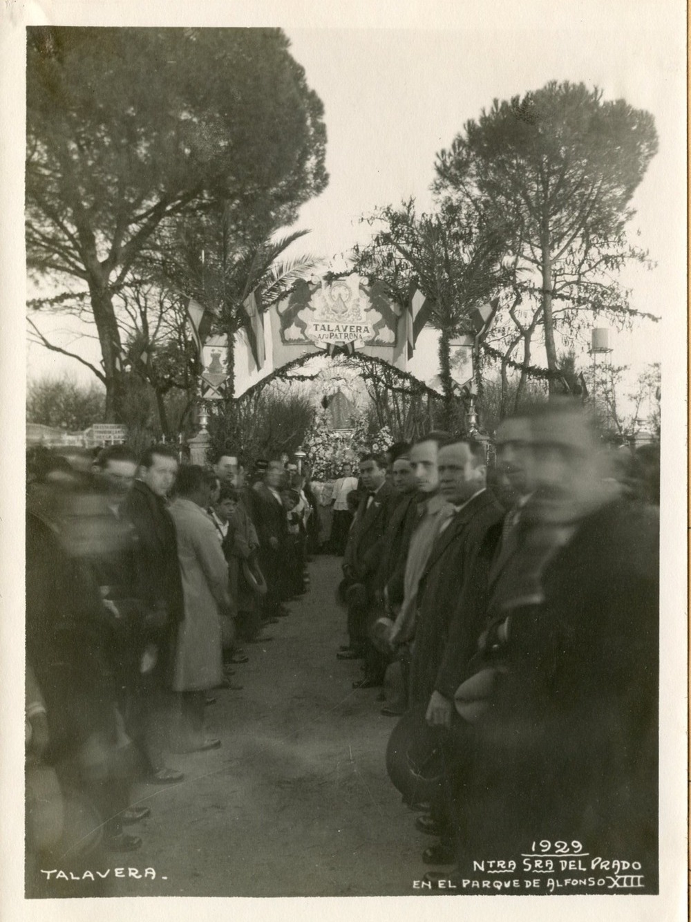 Imagen de 1929 de la entrada de los Jardines del Prado, con los pinos.