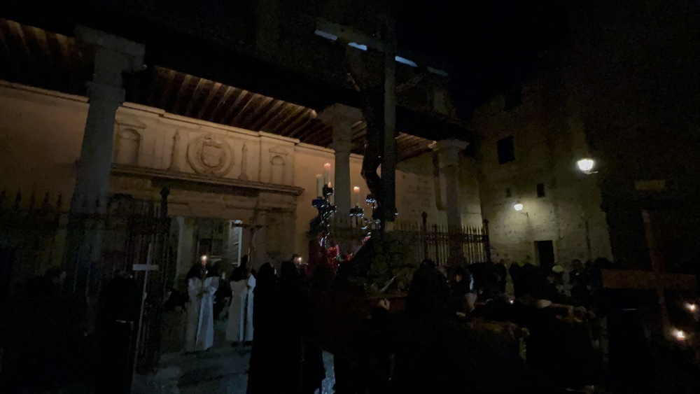 El Cristo de la Expiración durante su parada en Santo Domingo el Real, sede canónica del Redentor.