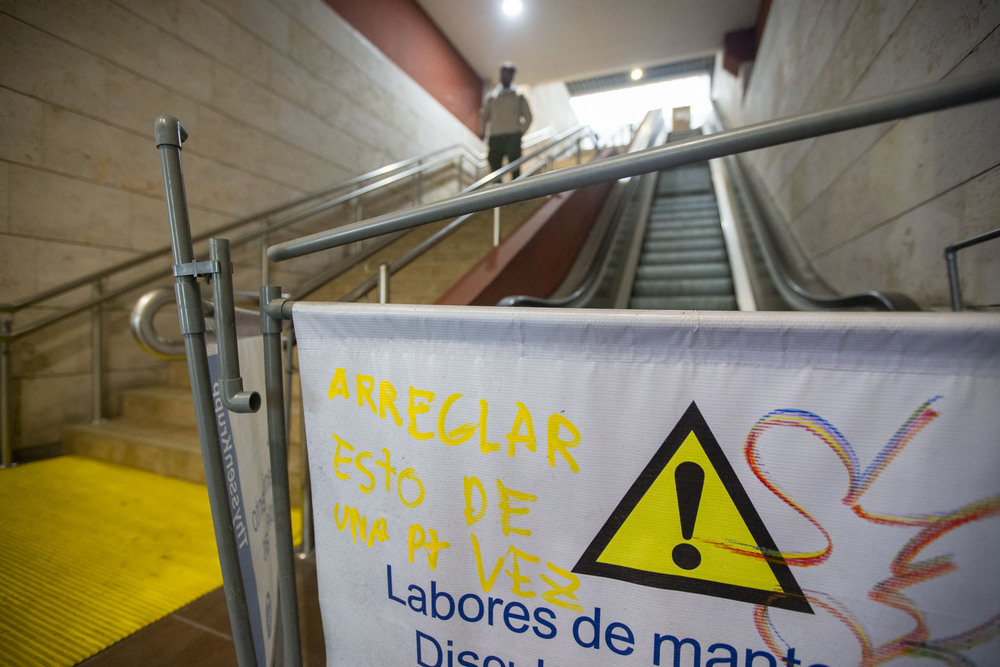 Las escaleras mecánicas acumulan años sin funcionar, pese a las protestas de los usuarios.