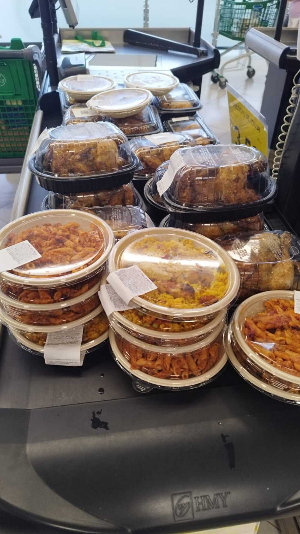 Vecinos de Santa Bárbara llevan comida a víctimas de la DANA