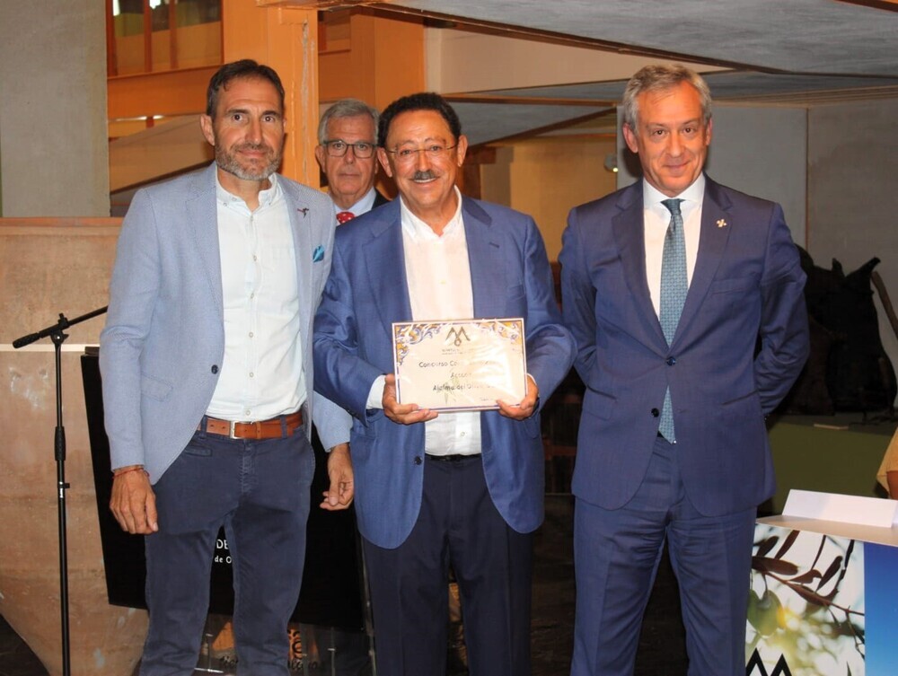 Foto de familia institucional de los premios Cornicabra