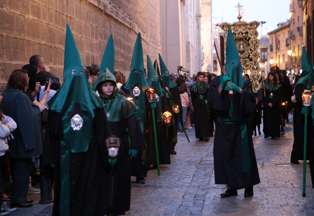 Los nazarenos de la Cofradía de Nuestra Señora del Amparo visten hábito negro y capuchón, guantes y fajín verdes.