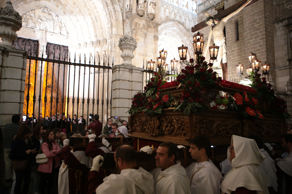 Un coro de seminaristas cantan al Cristo de la Vega desde la Puerta de Reyes de la Catedral
