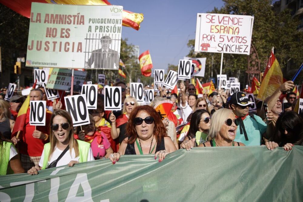 Miles de personas se manifiestan en Barcelona contra la amnistía
