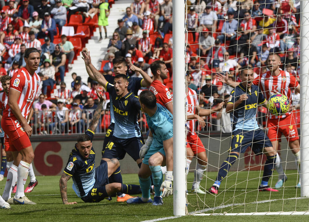 El Almería salva un punto en el último suspiro