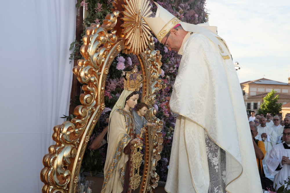 El Arzobispo de Toledo Francisco Cerro Chaves durante el momento de la coronación canónica de la Virgen del Carmen.