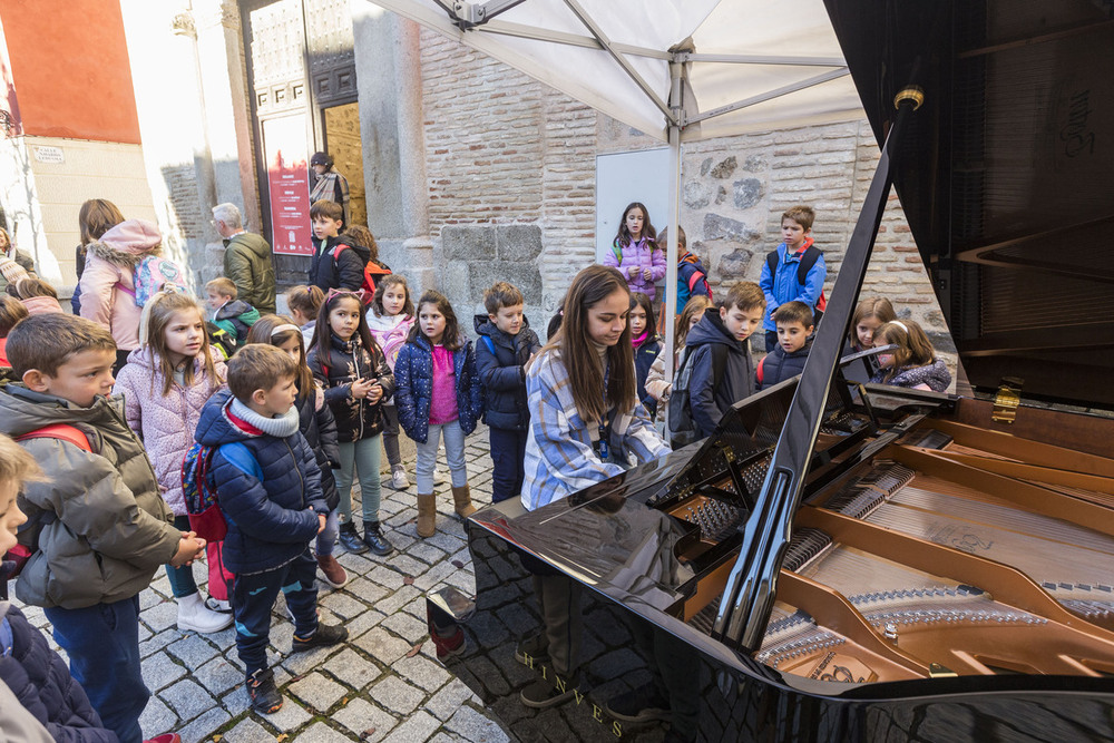 La plaza Amador de los Ríos vibró con el piano y los niños cantando 'Nochentera'.