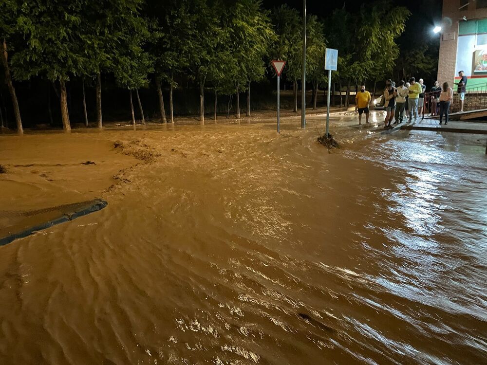 El arroyo Valdecubas volvió a inundar el barrio de Azucaica.