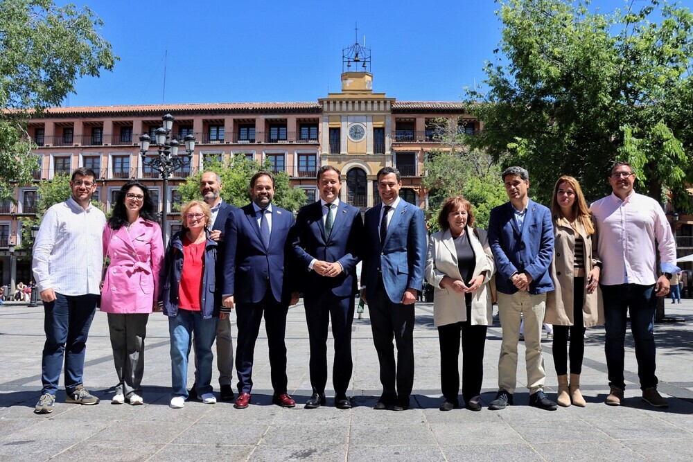 Juanma Moreno, Paco Núñez y Carlos Velázquez con miembros de la candidatura del PP a la Alcaldía de Toledo.