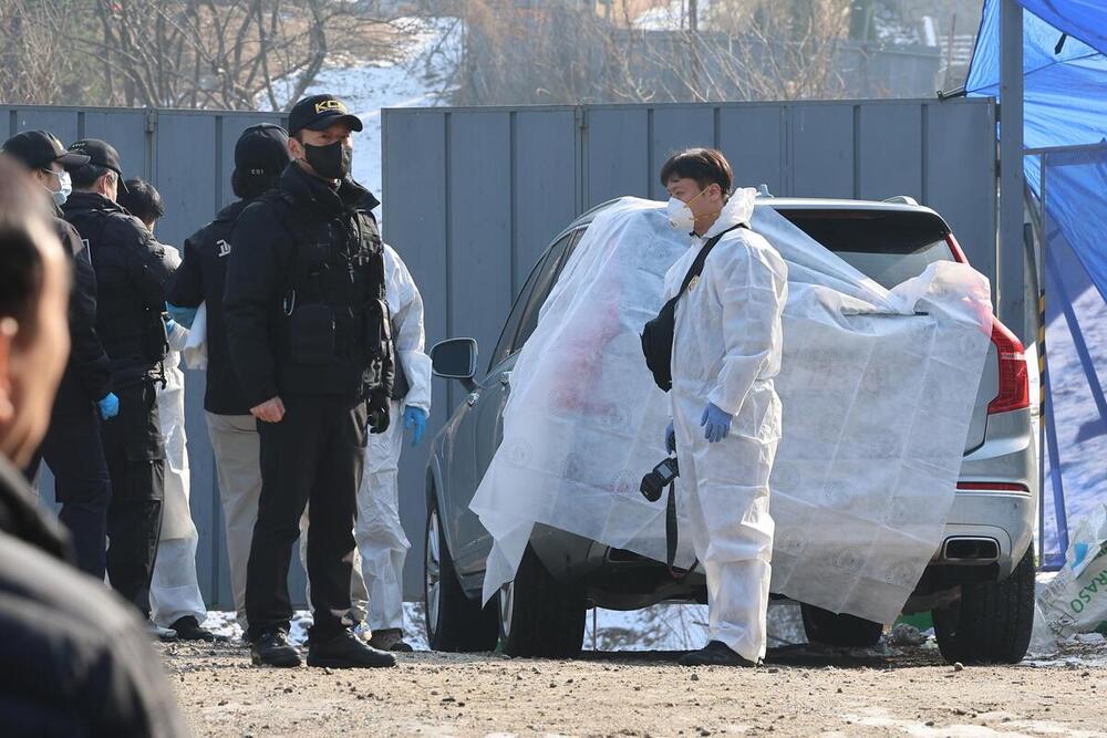 La policía examina un automóvil en un parque en Seúl, en el que el actor Lee Sun-kyun fue encontrado muerto.