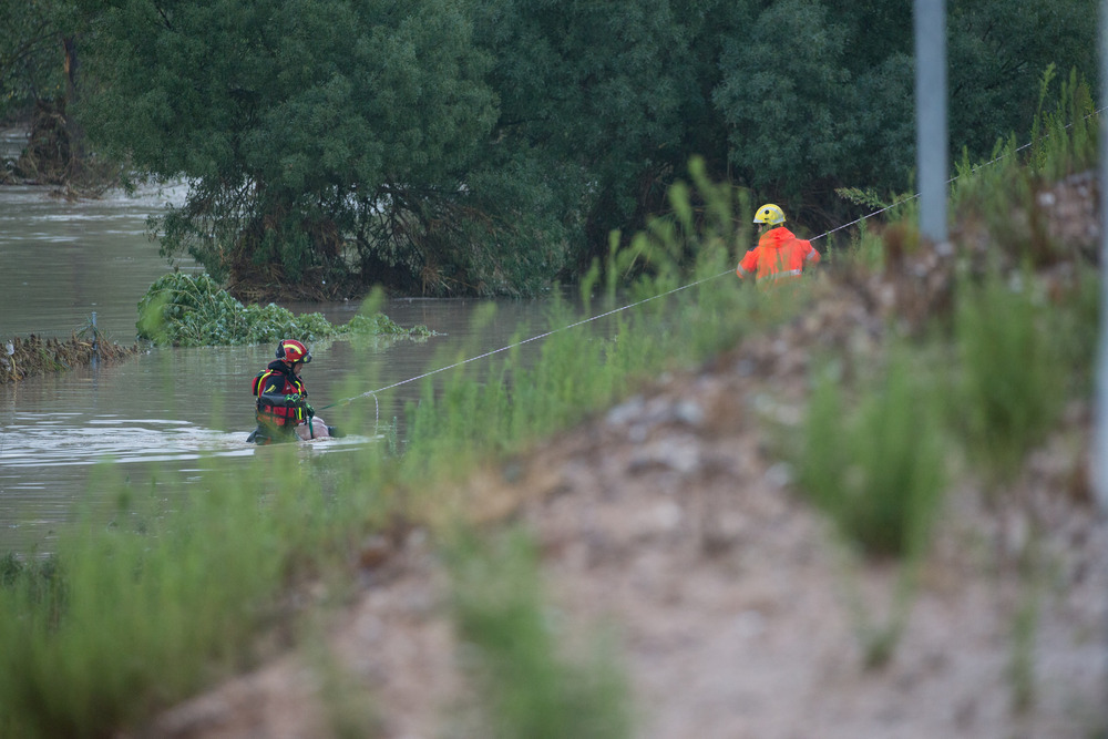 Momento del rescate del cadáver del ocupante de un vehículo que transitaba por la A-40 a la altura del río Guadarrama.