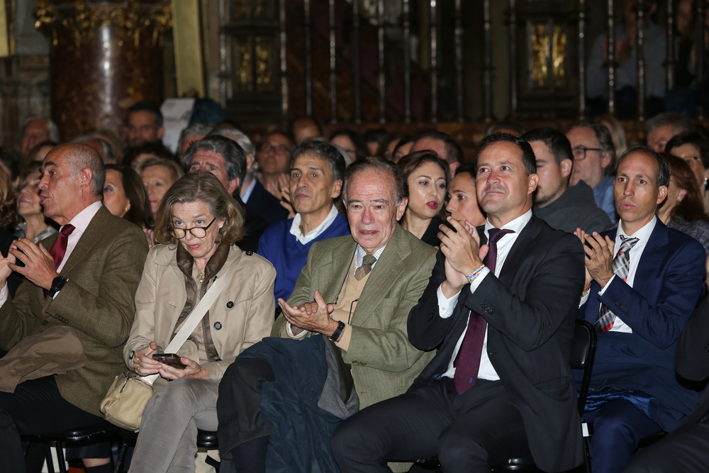 El alcalde de Toledo, Carlos Velázquez, junto al presidente de honor de la Real Fundación, Gregorio Marañón, disfrutaron de la última batalla de este año.