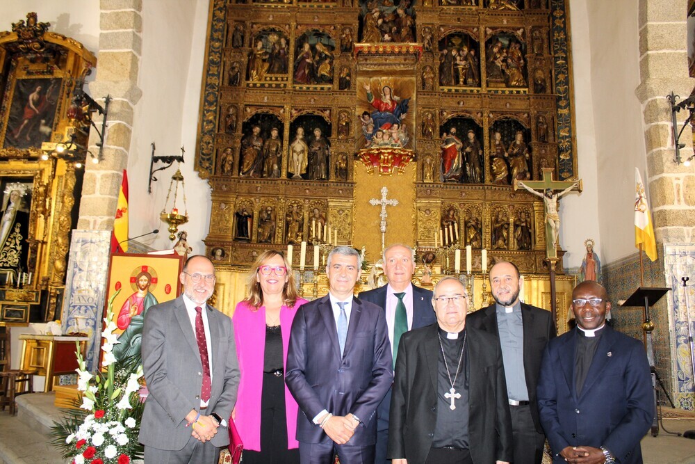La viceconsejera de Cultura, Carmen Olmedo, el delegado de la Junta, Álvaro Gutiérrez, y el arzobispo, Francisco Cerro, han descubierto los resultados de la intervención.