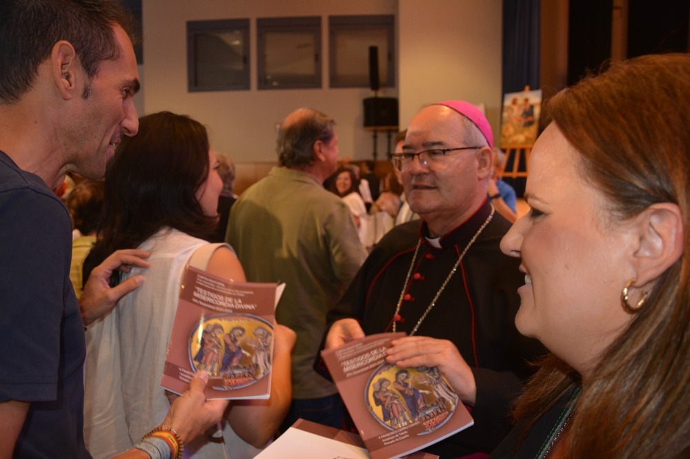 El arzobipo de Toledo, Francisco Cerro, repartió su nueva carta pastoral ‘Testigos de la Misericordia Divina’.