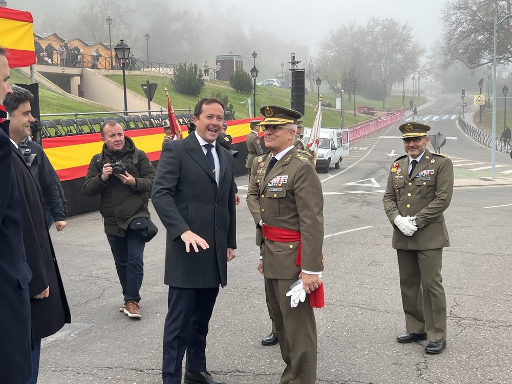 El alcalde, Carlos Velázquez, saluda al Jefe del Estado Mayor del Ejército de Tierra (JEME), Amador Enseñat.