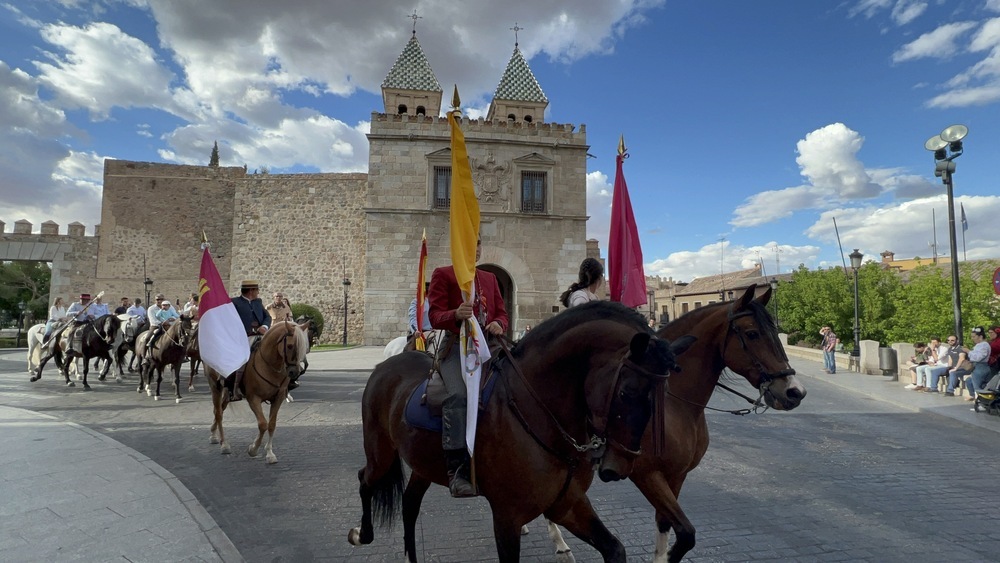 Los caballos con las banderas de España, Castilla-La Mancha, Toledo y el Vaticano en la Puerta de Bisagra.