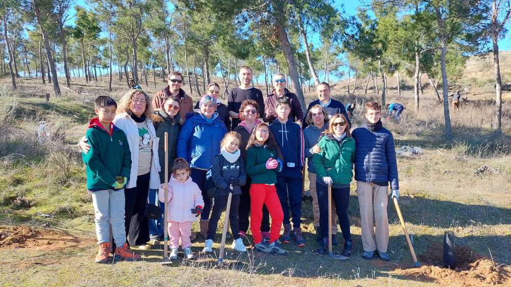 Marta Medina, concejal de Parques y Jardines, asistió a la jornada de reforestación de Fuente del Moro.