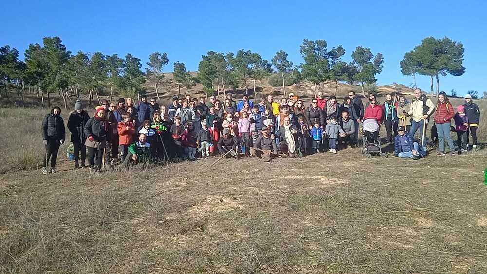 Foto de familia de la actividad de repoblación de Fuente del Moro organizada por Arba.