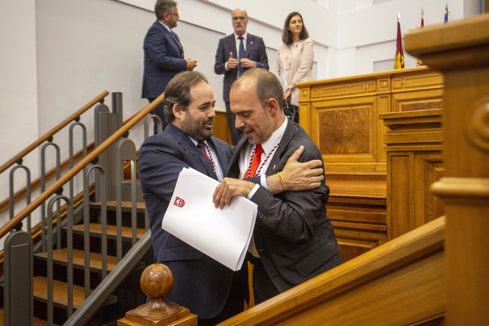 Paco Núñez felicitando a Pablo Bellido por su reelección como presidente de las Cortes. 