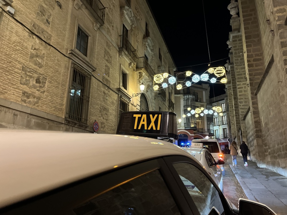 Los taxistas iluminan los corazones de los más mayores