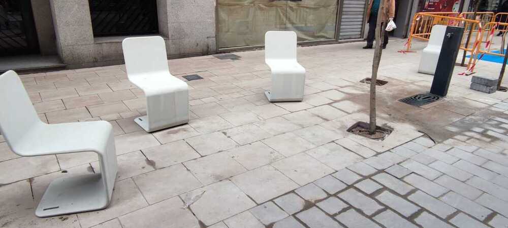 El mobiliario urbano de diseño sorprende en la calle Alfares