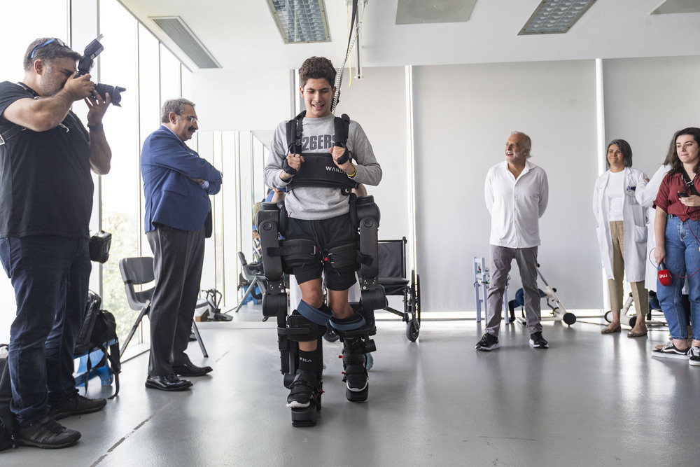 Carlos Tatay durante la prueba del nuevo exoesqueleto del Hospital de Parapléjicos.