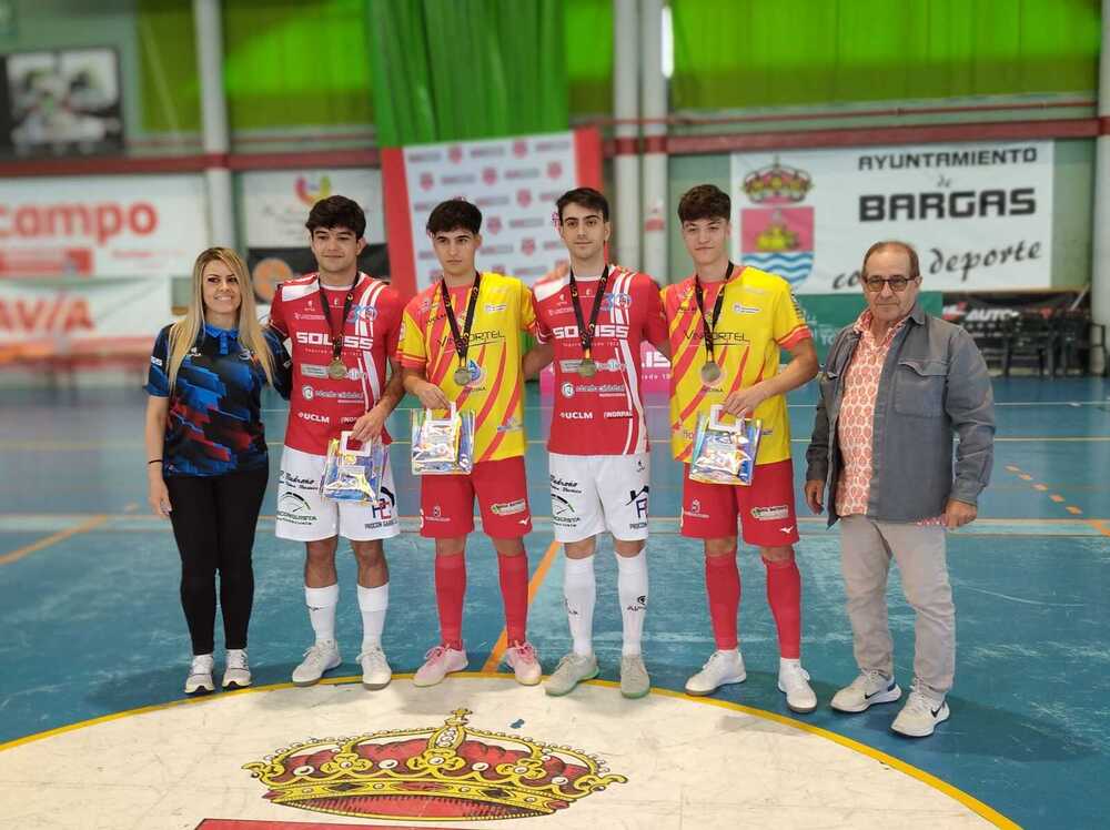 Los recientes cuatro campeones de España universitarios recibieron un obsequio antes del encuentro