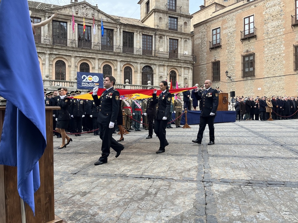 Seis policías portaron la bandera de España que se izó en la plaza del Ayuntamiento.