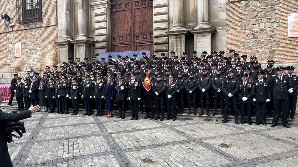 Foto de familia de los policías nacionales que asistieron al bicentenario.