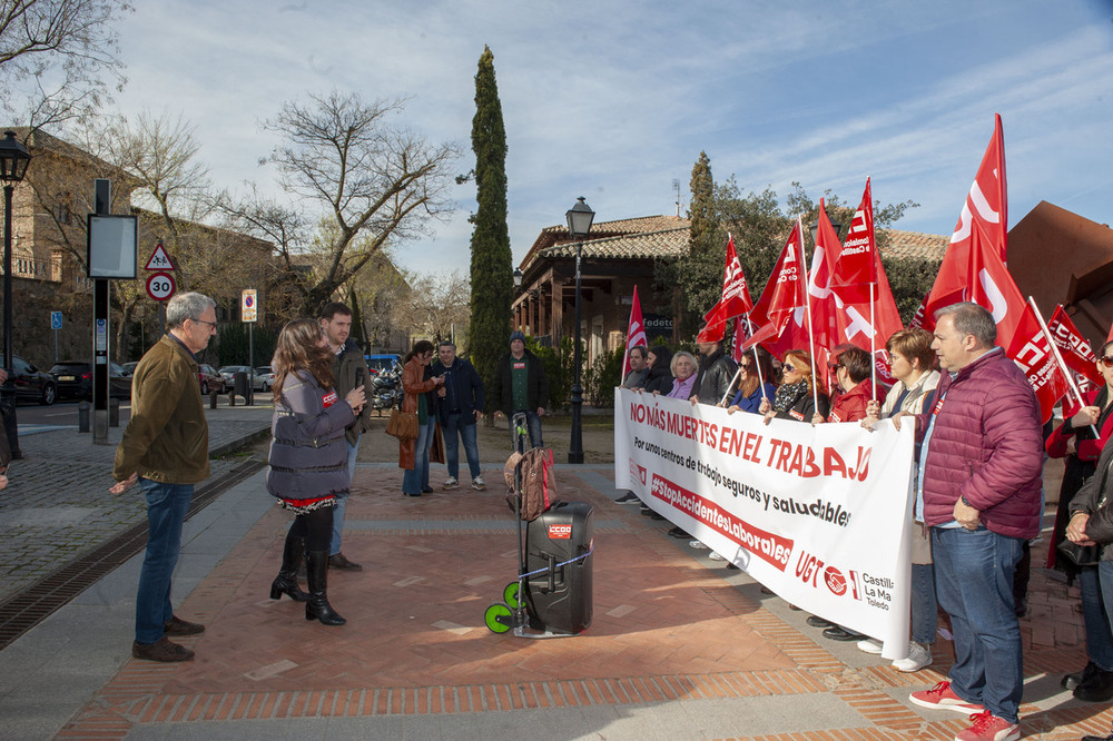 Concentración sindical 'No mas muertes en el trabajo' en la puerta de la sede de Fedeto. 