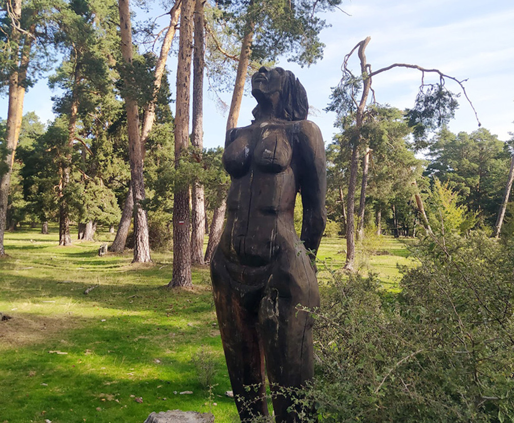 Eva Desnuda  es otra de las esculturas que se pueden apreciar en este sendero que une arte y naturaleza.