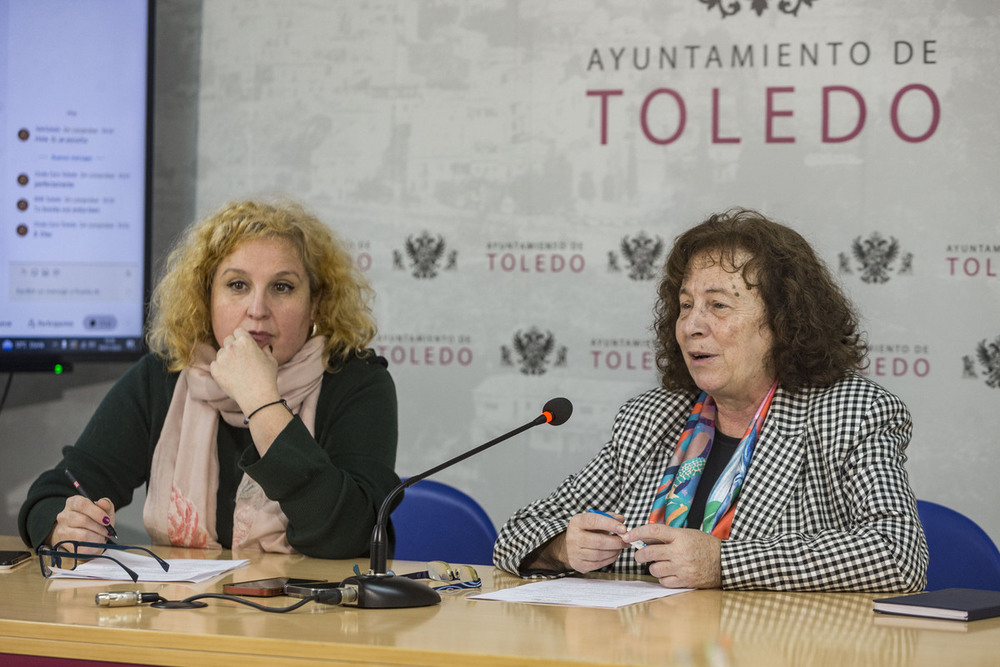 La concejal de Cultura y Patrimonio, Ana Pérez, presenta en rueda de prensa, junto a Elvira Rivero, secretaria de la Asociación de Libreros de Toledo, el Concurso Cartas de Amor 2024, en la sala de prensa del Ayuntamiento.