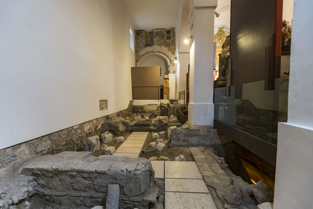 Los restos arqueológicos en la iglesia del Salvador son visitables.