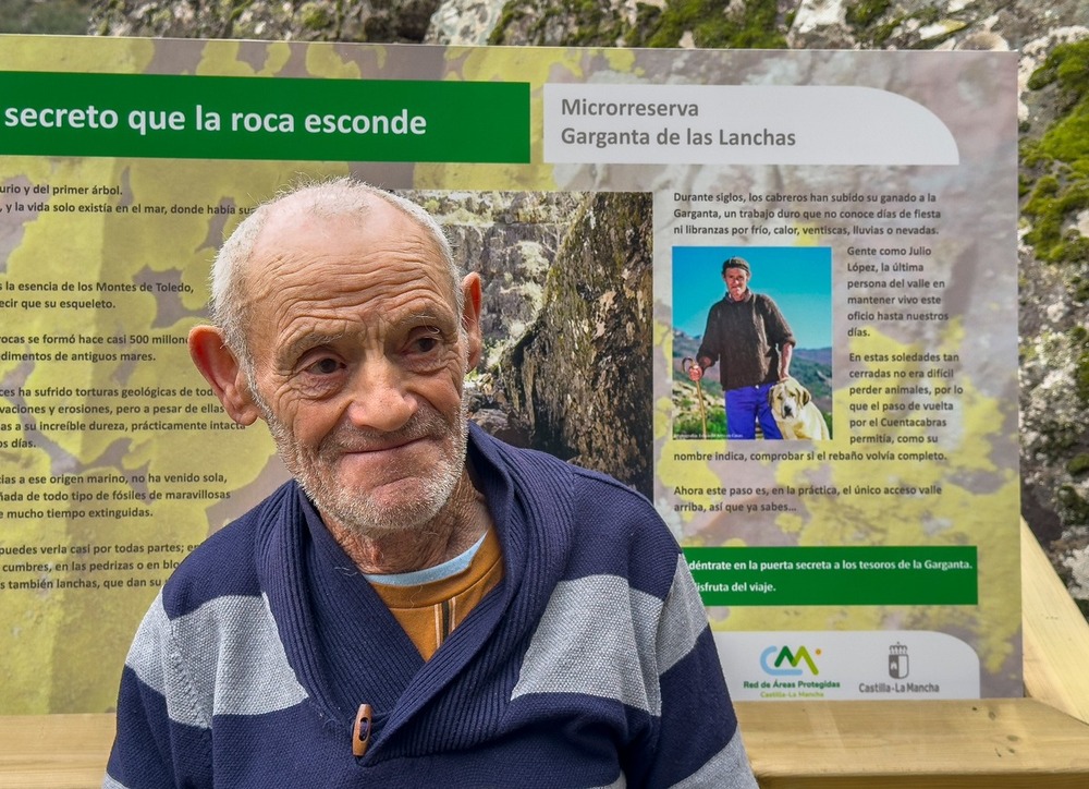 El cabrero Julio López, este mes de febrero junto al panel con su foto en Las Lanchas.