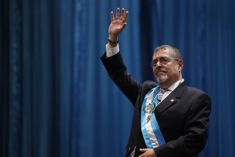 El nuevo presidente de Guatemala, Bernardo Arévalo de León saluda, durante su ceremonia de investidura