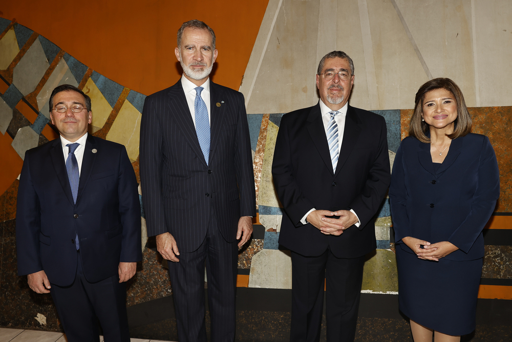 El rey Felipe VI y el nuevo presidente de Guatemala, Bernardo Arévalo de León (2d), posan junto al ministro español de Asuntos Exteriores, José Manuel Albares (i), y a la vicepresidenta de Guatemala, Karin Herrera