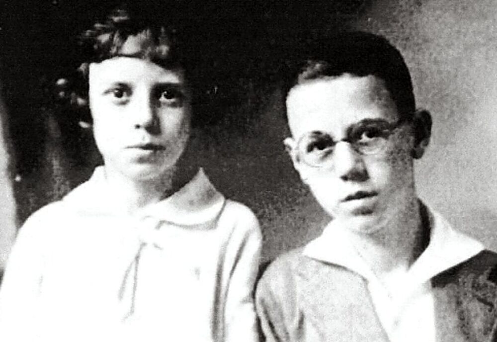 El joven Sixto, junto a su única hermana, María Encarnación.